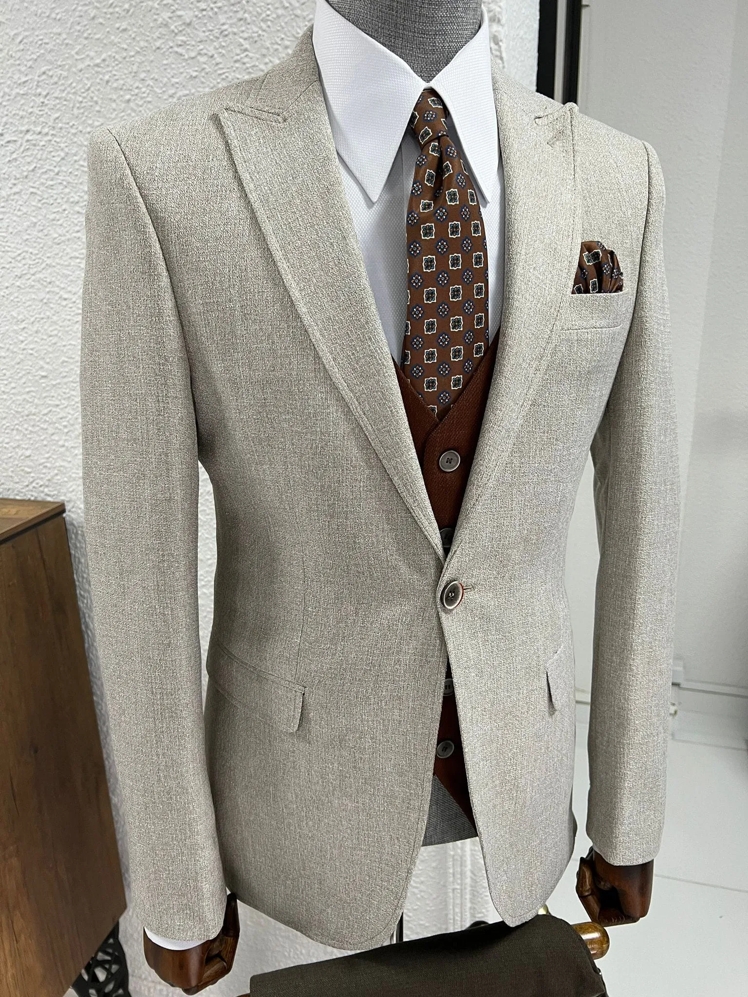 Slim-fit Pointed Collar Beige Vest Suit